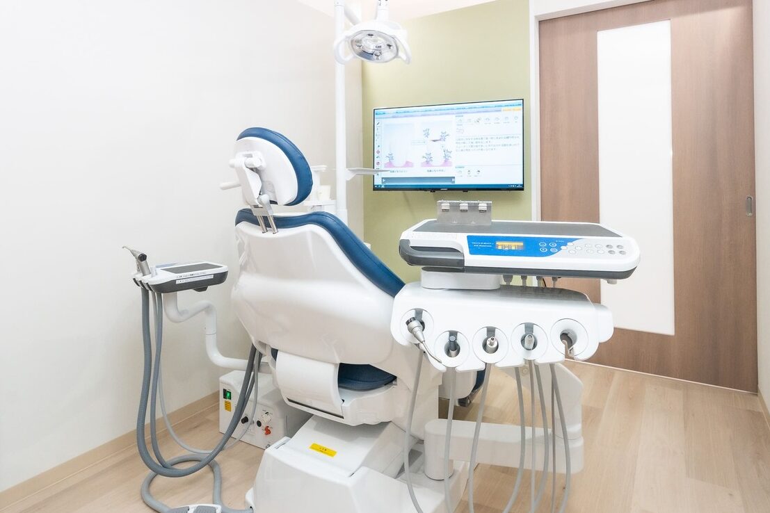 はつだいTS歯科の診察室・木目調のナチュラルな居心地いい空間