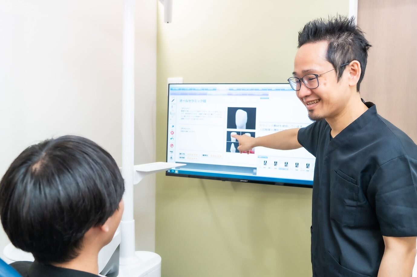 はつだいTS歯科のカウンセリング風景・治療前の丁寧な説明