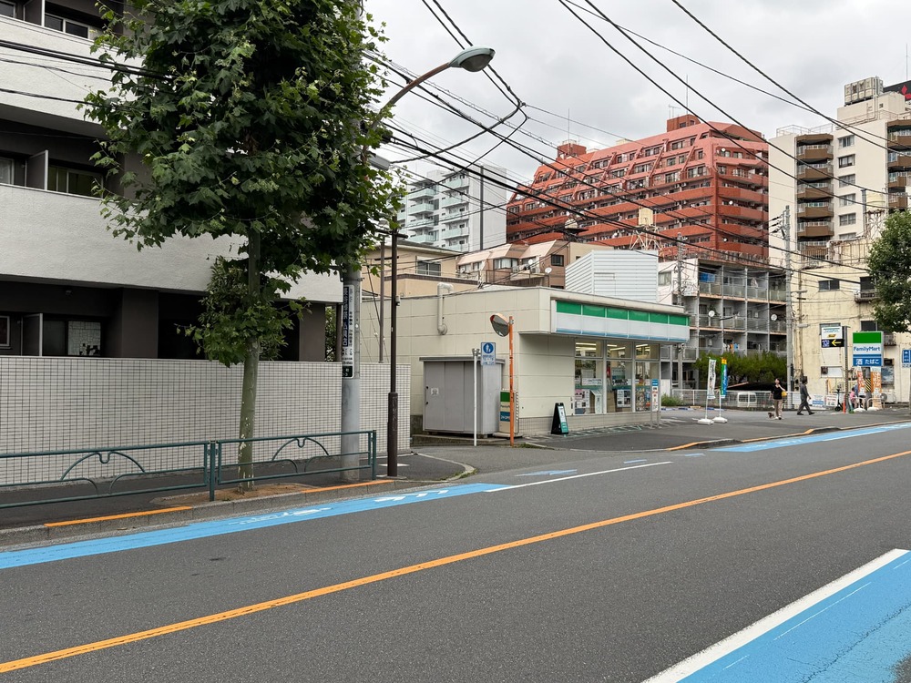 ファミリーマート手前を左に曲がる