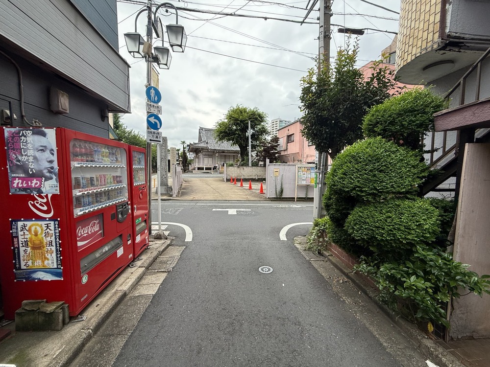 自動販売機を右に曲がると到着